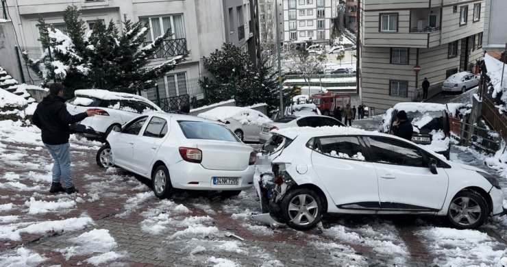 KAĞITHANE’DE YOKUŞTAN KAYAN ARAÇ, PARK HALİNDEKİ OTOMOBİLE ÇARPARAK DURDU