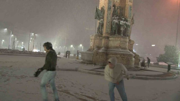 TAKSİM’DE KAR YAĞIŞI GECE SAATLERİNDE ETKİSİNİ GÖSTERDİ