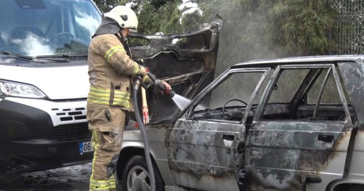 ŞİŞLİ’DE ALEV ALEV YANAN OTOMOBİLE YANGIN SÖNDÜRME TÜPÜYLE MÜDAHALE KAMERADA