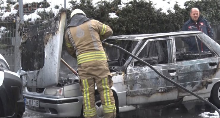 ŞİŞLİ’DE ALEV ALEV YANAN OTOMOBİLE YANGIN SÖNDÜRME TÜPÜYLE MÜDAHALE KAMERADA