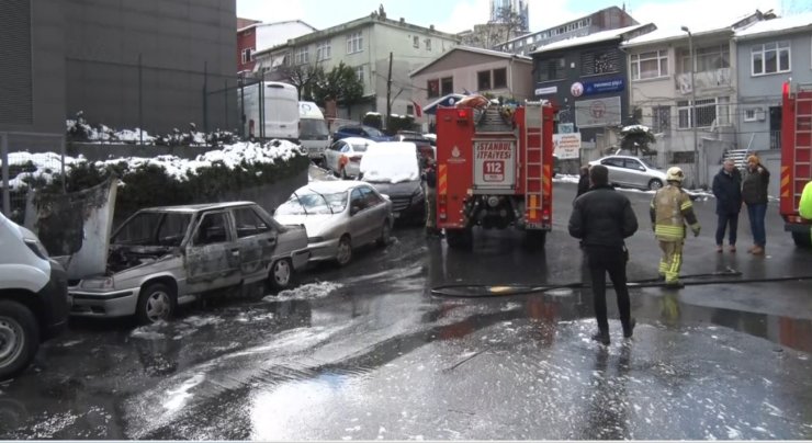 ŞİŞLİ’DE ALEV ALEV YANAN OTOMOBİLE YANGIN SÖNDÜRME TÜPÜYLE MÜDAHALE KAMERADA