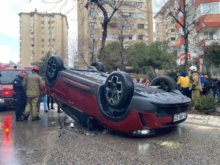 KADIKÖY’DE ARAÇ TAKLA ATTI: 1 YARALI