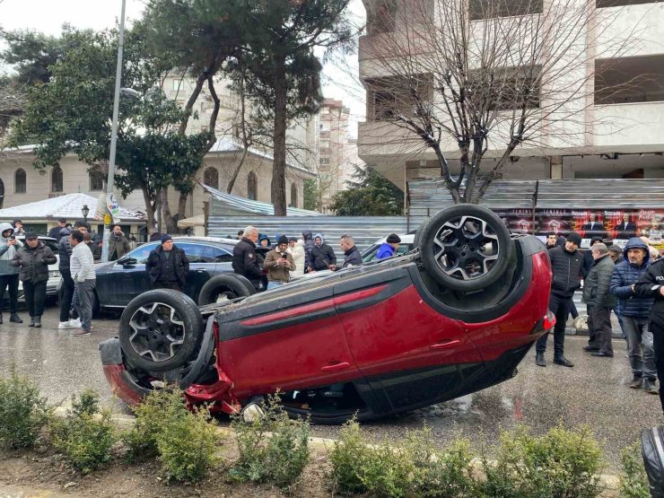 KADIKÖY’DE ARAÇ TAKLA ATTI: 1 YARALI