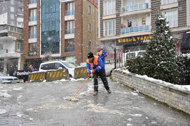 TUZLA BELEDİYESİ’NDEN KARLA MÜCADELEDE ÖRNEK ÇALIŞMA