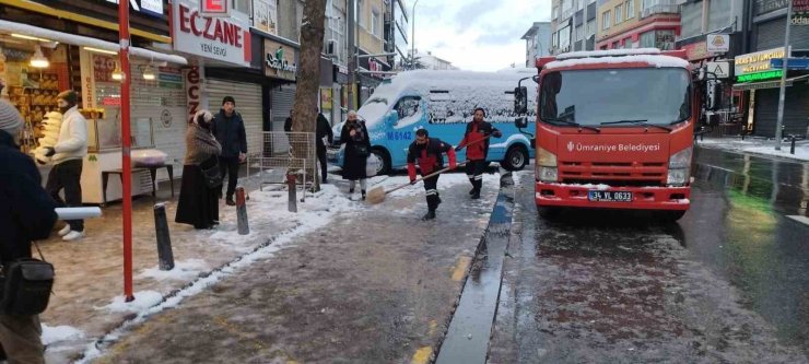 ÜMRANİYE BELEDİYESİ KAR TİMLERİ GÖREVE HAZIR: İLÇE GENELİNDE KESİNTİSİZ MÜCADELE