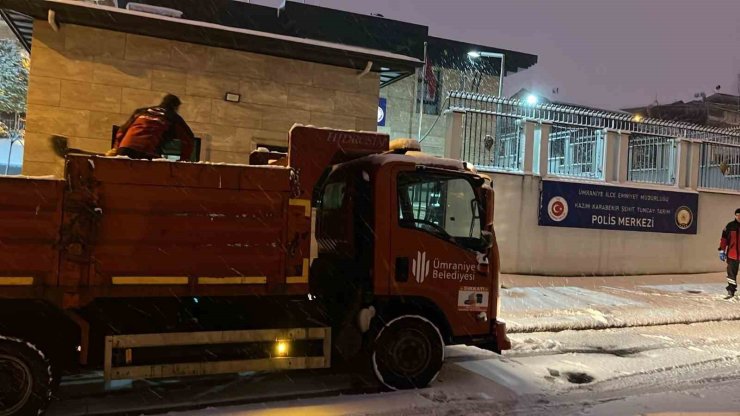 ÜMRANİYE BELEDİYESİ KAR TİMLERİ GÖREVE HAZIR: İLÇE GENELİNDE KESİNTİSİZ MÜCADELE