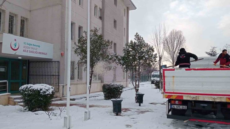 ÜMRANİYE BELEDİYESİ KAR TİMLERİ GÖREVE HAZIR: İLÇE GENELİNDE KESİNTİSİZ MÜCADELE