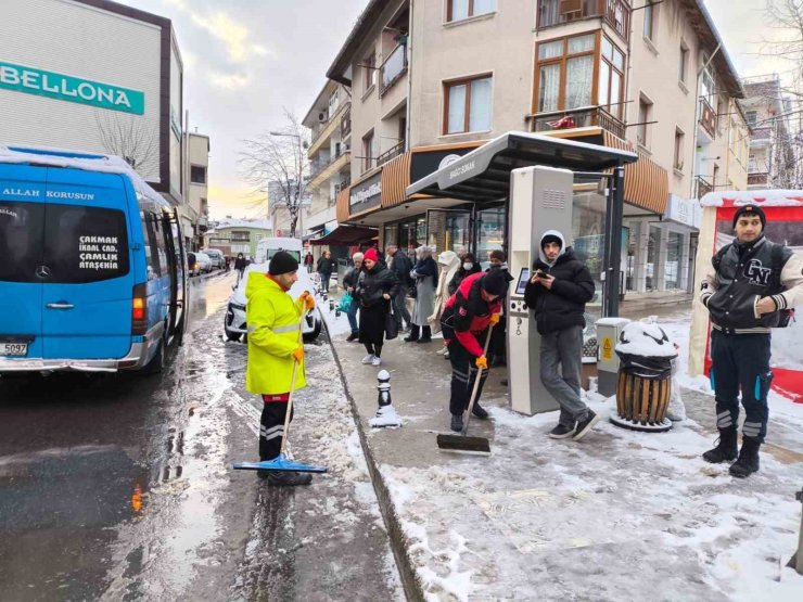 ÜMRANİYE BELEDİYESİ KAR TİMLERİ GÖREVE HAZIR: İLÇE GENELİNDE KESİNTİSİZ MÜCADELE