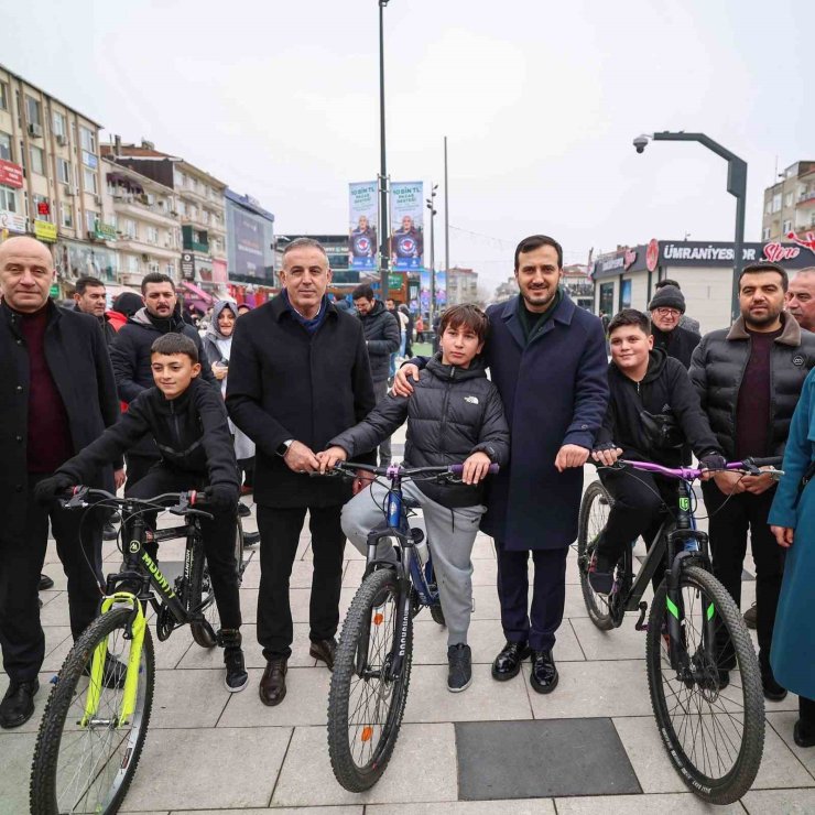 AK PARTİ İSTANBUL İL BAŞKANI ÖZDEMİR’E VATANDAŞTAN YOĞUN İLGİ