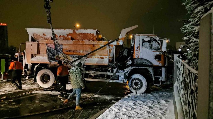 BEYLİKDÜZÜ’NDE KAR KÜREME ARACI DEVRİLDİ: 1 YARALI