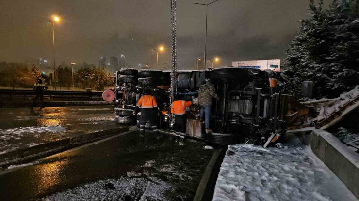 BEYLİKDÜZÜ’NDE KAR KÜREME ARACI DEVRİLDİ: 1 YARALI