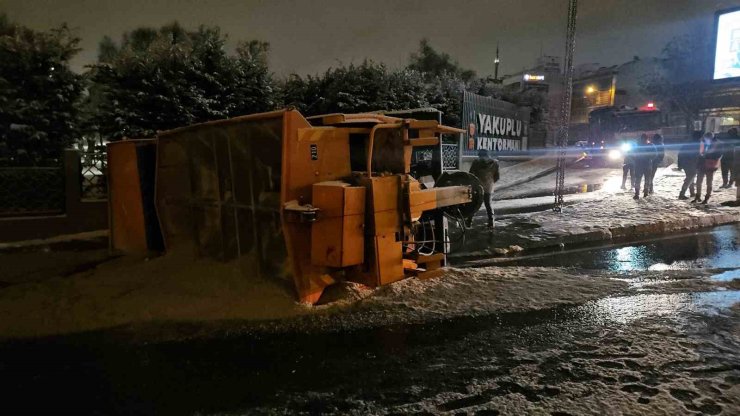 BEYLİKDÜZÜ’NDE KAR KÜREME ARACI DEVRİLDİ: 1 YARALI