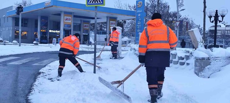 BÜYÜKÇEKMECE’DE KARLA MÜCADELE ÇALIŞMALARI ARALIKSIZ OLARAK SÜRÜYOR