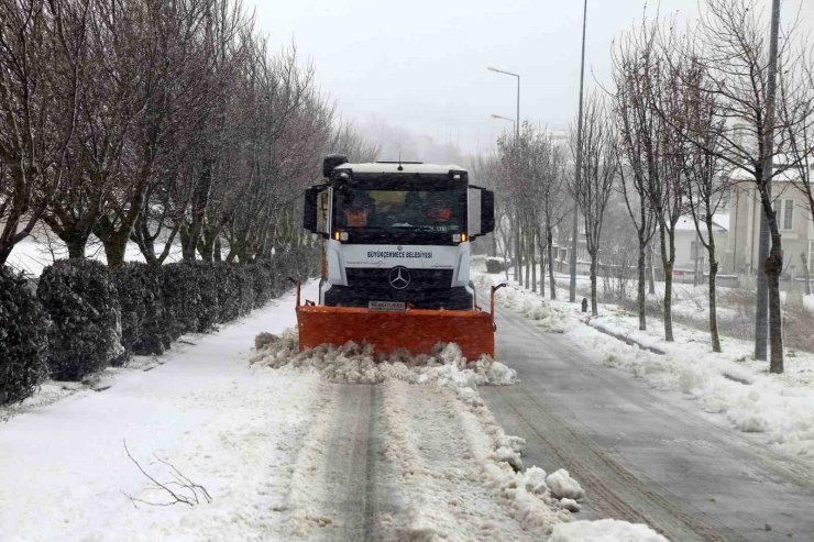 BÜYÜKÇEKMECE’DE KARLA MÜCADELE ÇALIŞMALARI ARALIKSIZ OLARAK SÜRÜYOR