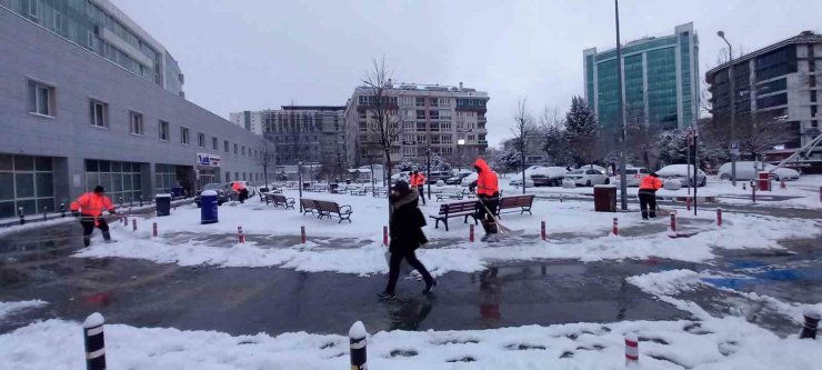 BÜYÜKÇEKMECE’DE KARLA MÜCADELE ÇALIŞMALARI ARALIKSIZ OLARAK SÜRÜYOR