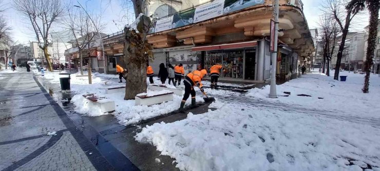 BÜYÜKÇEKMECE’DE KARLA MÜCADELE ÇALIŞMALARI ARALIKSIZ OLARAK SÜRÜYOR