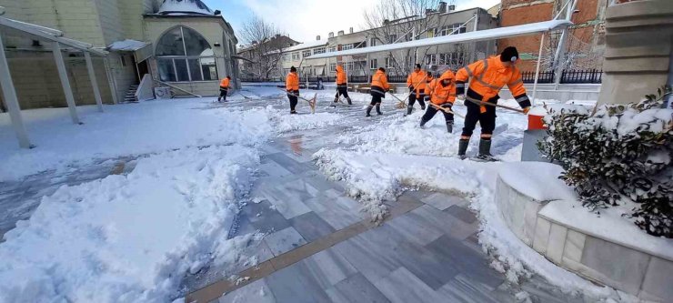 BÜYÜKÇEKMECE’DE KARLA MÜCADELE ÇALIŞMALARI ARALIKSIZ OLARAK SÜRÜYOR