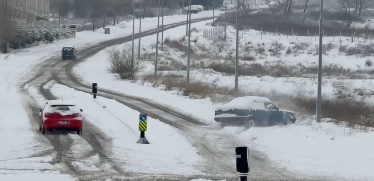 BÜYÜKÇEKMECE’DE BUZLANAN YOLDA SÜRÜCÜLER ZOR ANLAR YAŞADI