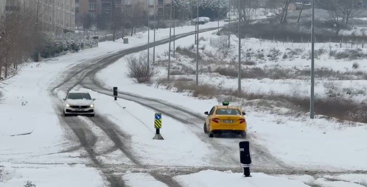 BÜYÜKÇEKMECE’DE BUZLANAN YOLDA SÜRÜCÜLER ZOR ANLAR YAŞADI