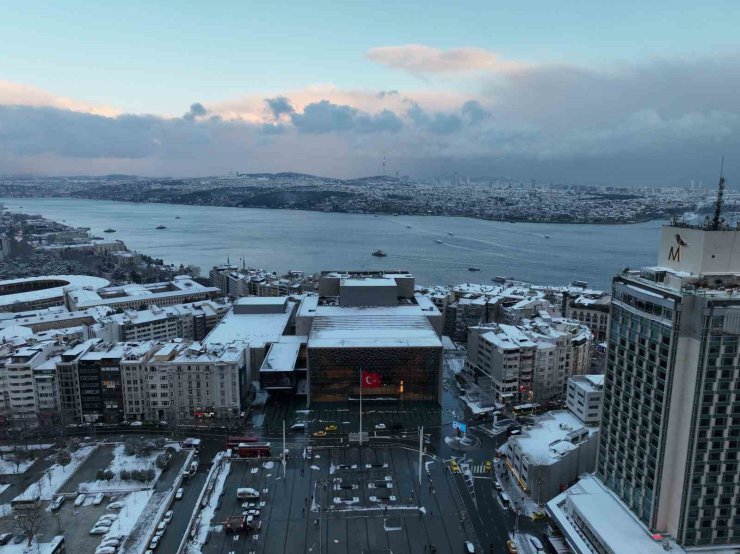 TAKSİM’DE KARTPOSTALLIK KARLI GÜN BATIMI