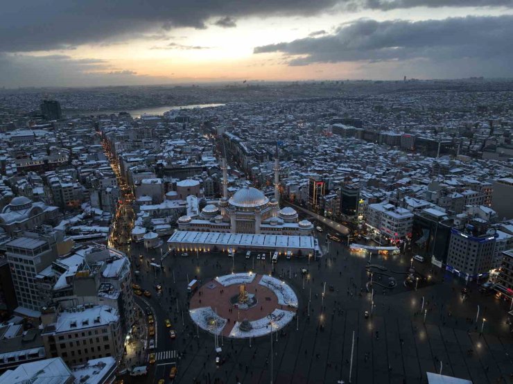 TAKSİM’DE KARTPOSTALLIK KARLI GÜN BATIMI