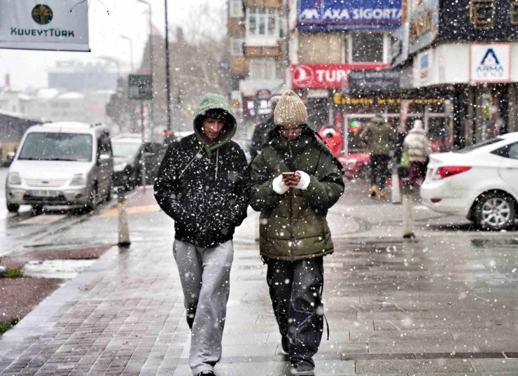 İSTANBUL’DA KAR YAĞIŞI ETKİSİNİ SÜRDÜRÜYOR