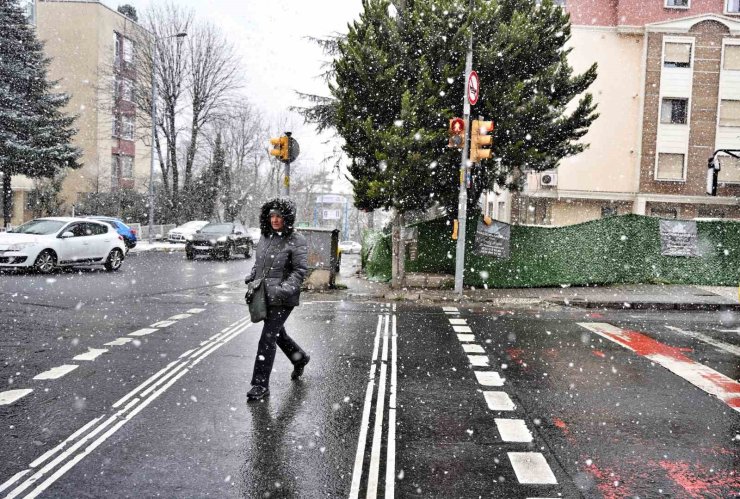 İSTANBUL’DA KAR YAĞIŞI ETKİSİNİ SÜRDÜRÜYOR