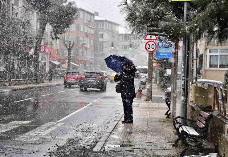 İSTANBUL’DA KAR YAĞIŞI ETKİSİNİ SÜRDÜRÜYOR