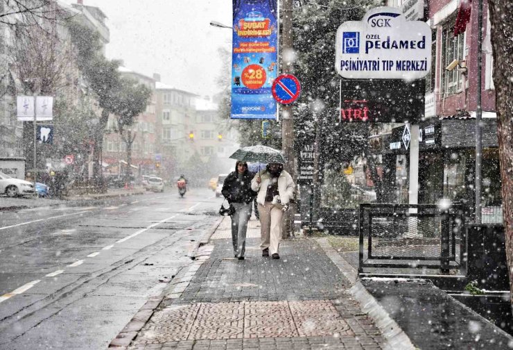 İSTANBUL’DA KAR YAĞIŞI ETKİSİNİ SÜRDÜRÜYOR