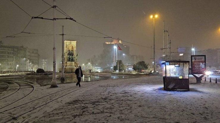 İSTANBUL’DA KAR YAĞIŞI 3’ÜNCÜ GÜNÜNDE DE DEVAM ETTİ