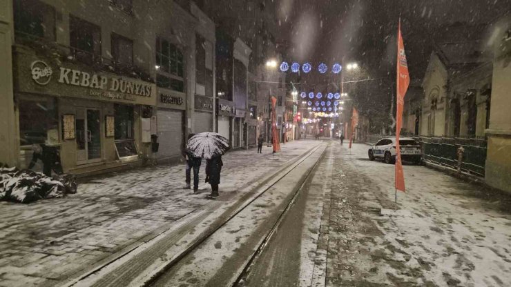 İSTANBUL’DA KAR YAĞIŞI 3’ÜNCÜ GÜNÜNDE DE DEVAM ETTİ