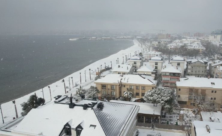 BEYAZA BÜRÜNEN BÜYÜKÇEKMECE’DE KARTPOSTALLIK KAR MANZARASI