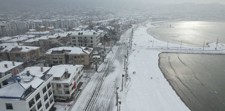 BEYAZA BÜRÜNEN BÜYÜKÇEKMECE’DE KARTPOSTALLIK KAR MANZARASI