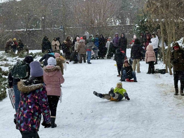 ÇOCUKLU AİLELER ATATÜRK KENT ORMANI’NA AKIN ETTİ: KAR TOPU OYNAYIP DOYASIYA EĞLENDİLER