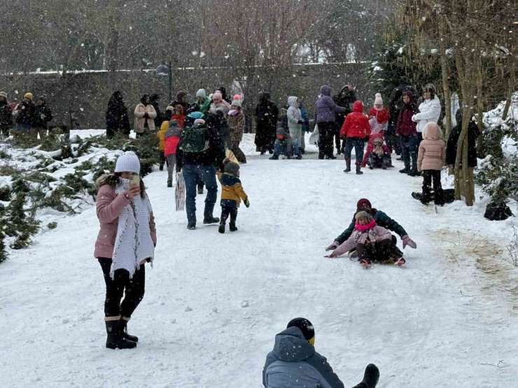 ÇOCUKLU AİLELER ATATÜRK KENT ORMANI’NA AKIN ETTİ: KAR TOPU OYNAYIP DOYASIYA EĞLENDİLER