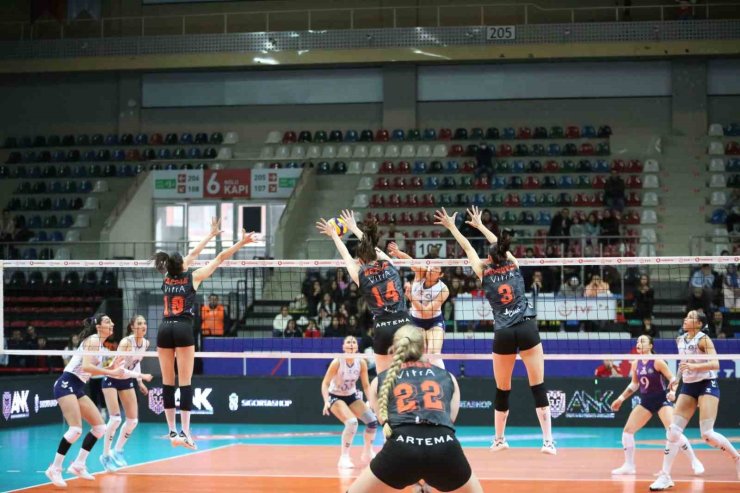 ECZACIBAŞI DYNAVİT DEPLASMANDAN GALİBİYETLE DÖNDÜ