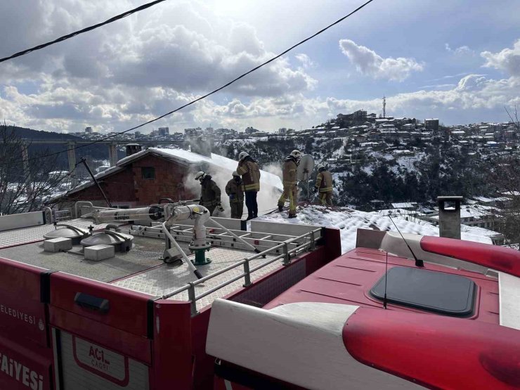 BEYKOZ’DA KORKUTAN ÇATI YANGINI