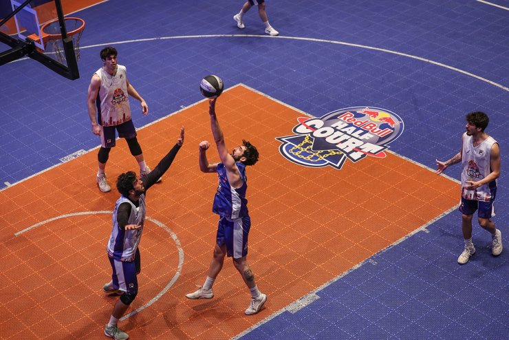 RED BULL HALF COURT’TA ŞAMPİYON TAKIM KUPASINI NİGEL HAYES-DAVİS’TEN ALDI