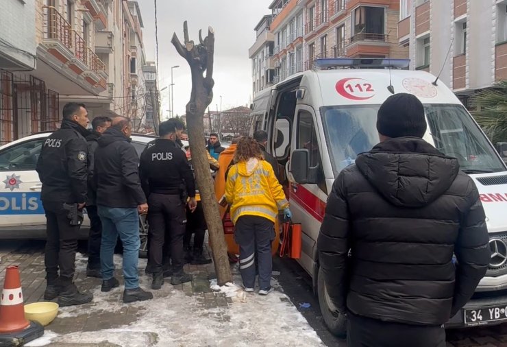 AVCILAR’DA EVİNDE KENDİNE ZARAR VEREN ADAMA ÖZEL HAREKAT POLİSİ MÜDAHALE ETTİ