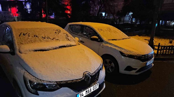 İSTANBUL’DA 5 GÜNDÜR ETKİLİ OLAN ALTAY KAR FIRTINASI YERİNİ BUZLANMAYA BIRAKTI