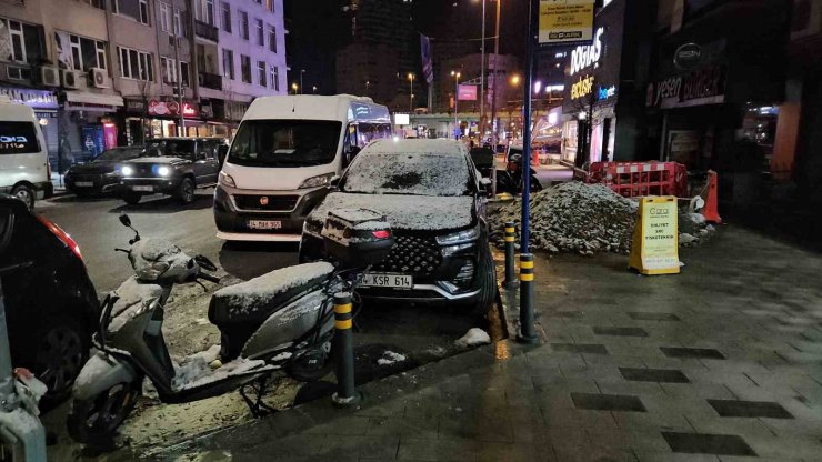 İSTANBUL’DA 5 GÜNDÜR ETKİLİ OLAN ALTAY KAR FIRTINASI YERİNİ BUZLANMAYA BIRAKTI