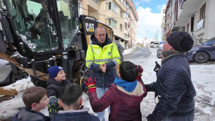 ÇEKMEKÖY’DE KAR KEYFİ: ÇOCUKLAR KAR KÜREME EKİPLERİNE ‘DUR’ DEDİ