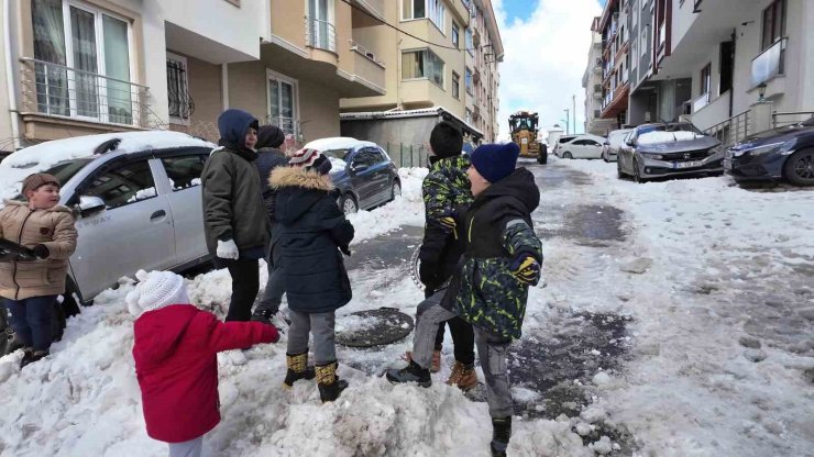 ÇEKMEKÖY’DE KAR KEYFİ: ÇOCUKLAR KAR KÜREME EKİPLERİNE ‘DUR’ DEDİ