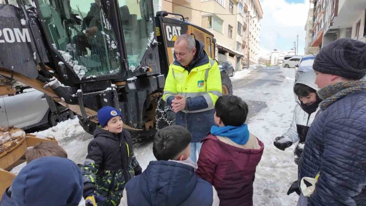 ÇEKMEKÖY’DE KAR KEYFİ: ÇOCUKLAR KAR KÜREME EKİPLERİNE ‘DUR’ DEDİ