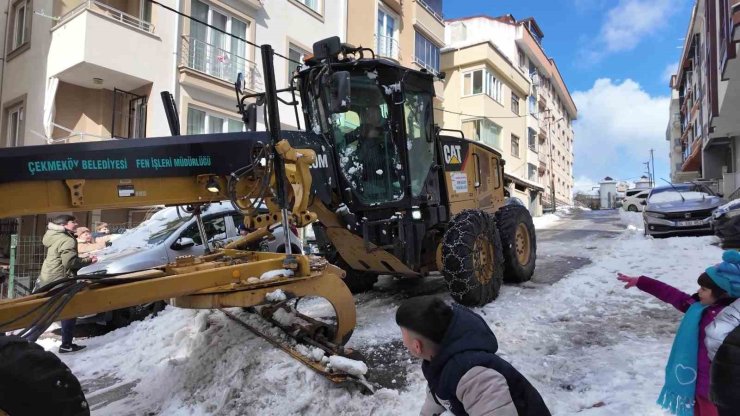 ÇEKMEKÖY’DE KAR KEYFİ: ÇOCUKLAR KAR KÜREME EKİPLERİNE ‘DUR’ DEDİ