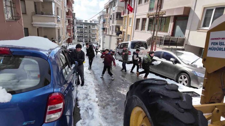 ÇEKMEKÖY’DE KAR KEYFİ: ÇOCUKLAR KAR KÜREME EKİPLERİNE ‘DUR’ DEDİ