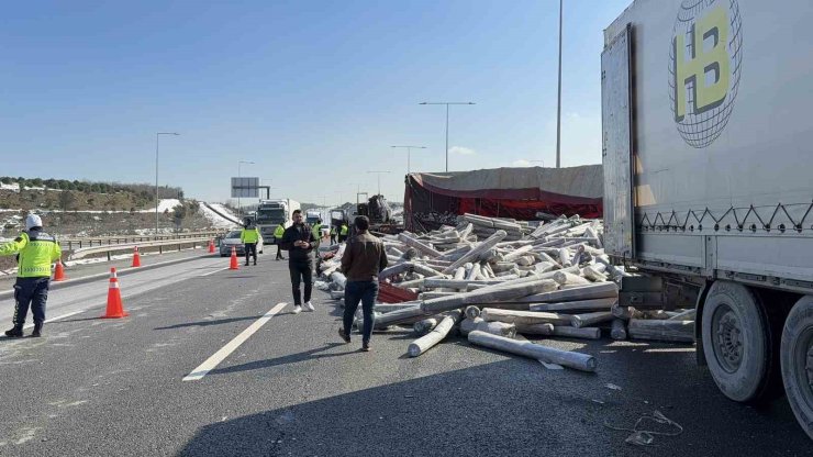 KUZEY MARMARA OTOYOLU’NDA ANİ FREN YAPAN YOLCU OTOBÜSÜNE TIR ÇARPTI