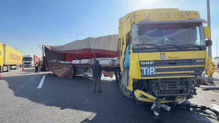 KUZEY MARMARA OTOYOLU’NDA ANİ FREN YAPAN YOLCU OTOBÜSÜNE TIR ÇARPTI