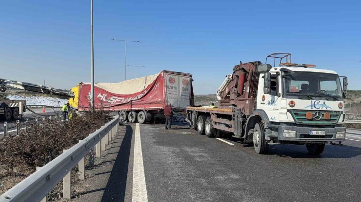 KUZEY MARMARA OTOYOLU’NDA ANİ FREN YAPAN YOLCU OTOBÜSÜNE TIR ÇARPTI