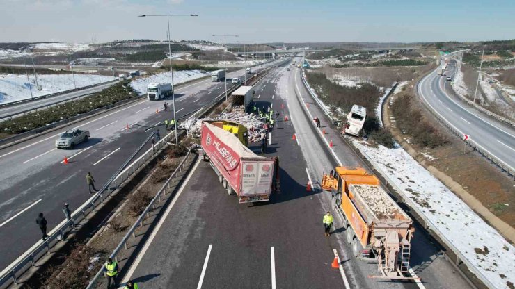 KUZEY MARMARA OTOYOLU’NDA ANİ FREN YAPAN YOLCU OTOBÜSÜNE TIR ÇARPTI